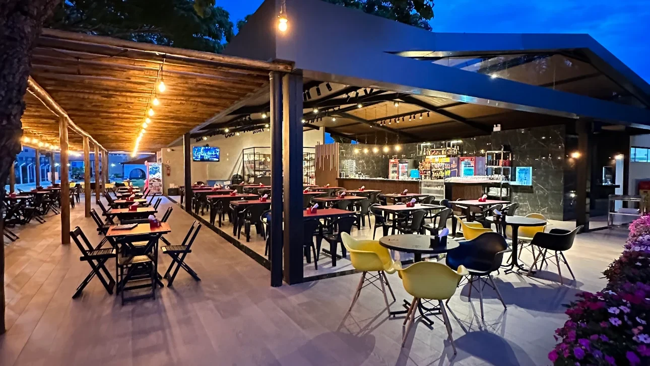Ambiente externo do Olímpio Gastrobar ao entardecer