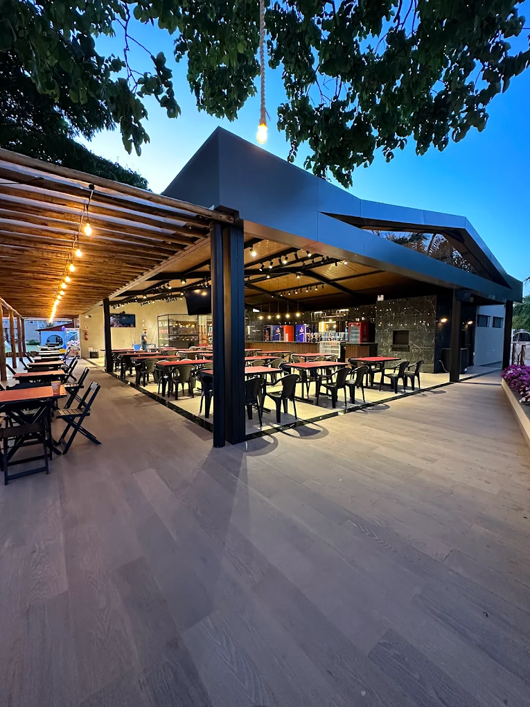 Arquitetura e salão do Olímpio Gastrobar