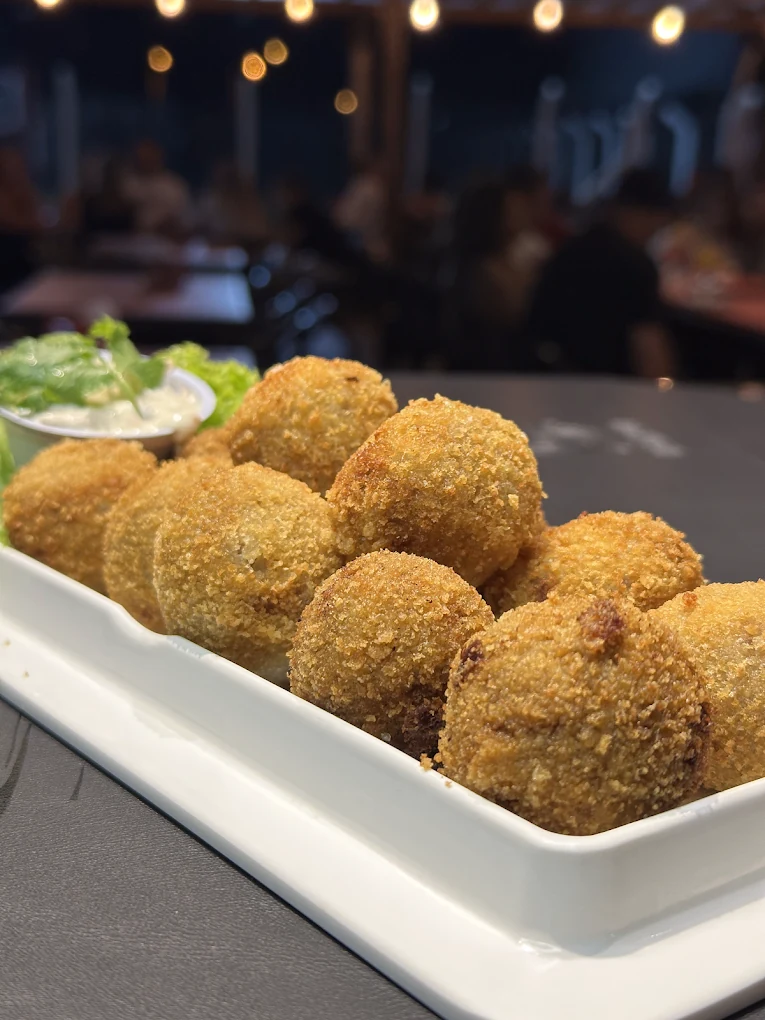 Bolinhos crocantes servidos no Olímpio Gastrobar